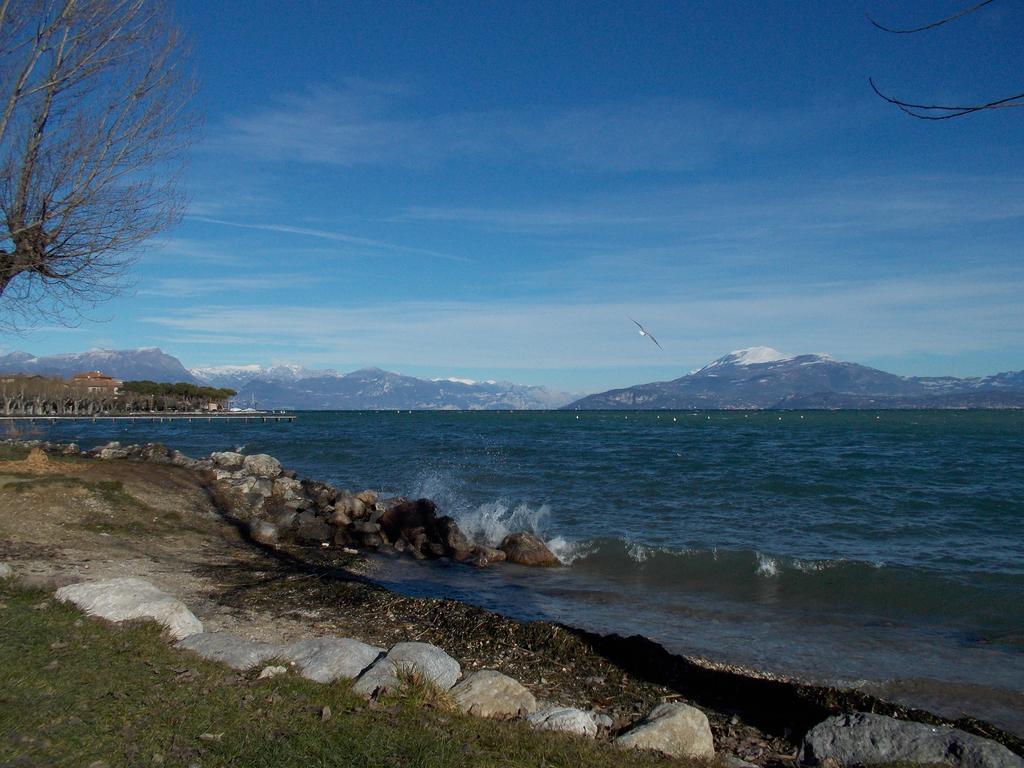 Casa Mary Due - Trilocale Con Giardino Privato A Due Passi Dal Lago Сірміоне Екстер'єр фото
